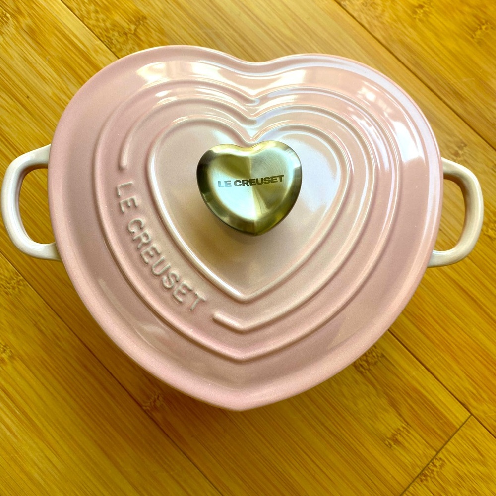 New in box Le Creuset Cast Iron Traditional Heart Cocotte in Shell Pink 2 quart